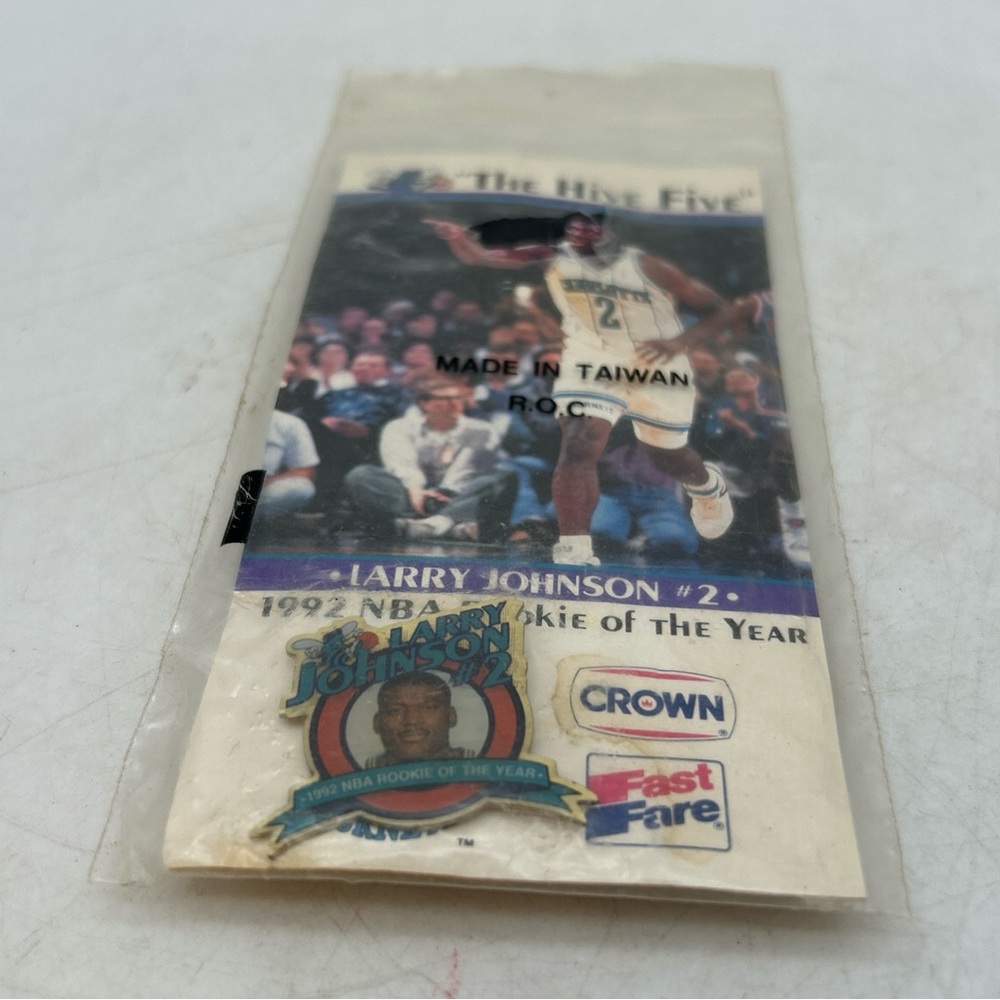 Larry Johnson LJ Charlotte Hornets 1992 NBA Rookie Of The Year Lapel Pin & Card